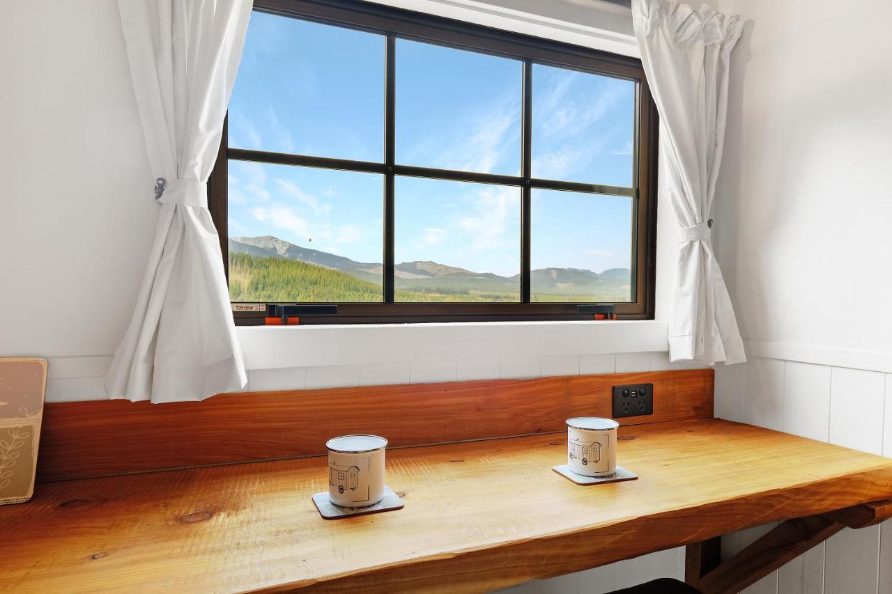 The Shepherds Hut - Boutique Retreat. ハンマー・スプリングス エクステリア 写真