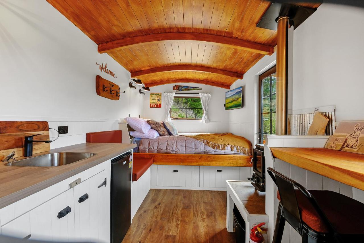 The Shepherds Hut - Boutique Retreat. ハンマー・スプリングス エクステリア 写真