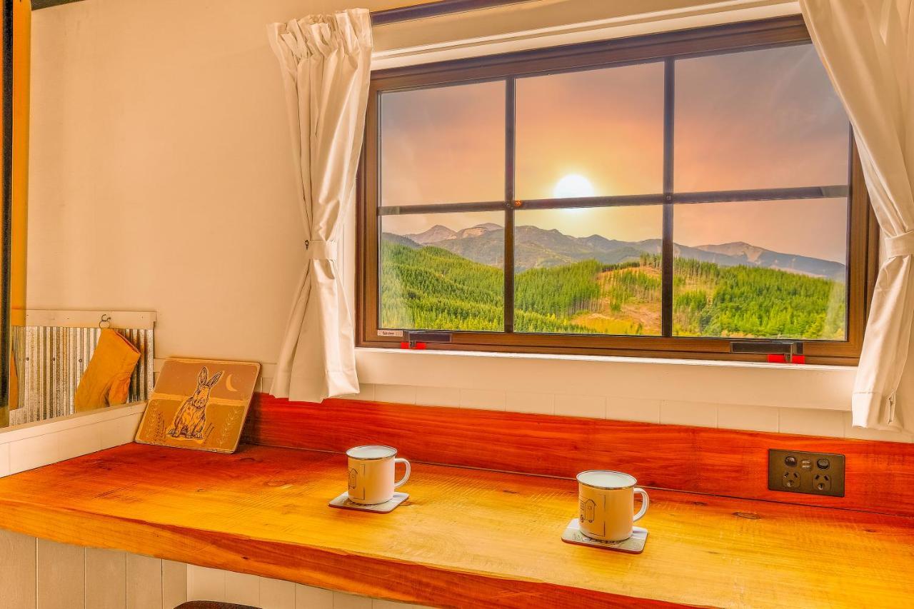 The Shepherds Hut - Boutique Retreat. ハンマー・スプリングス エクステリア 写真